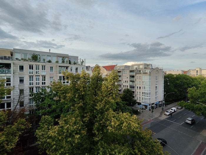 Bei Superweitwinkelaufnahmen ist es umgekehrt: Die mit dem Oneplus 10T gemachte Aufnahme ist dunkler ...